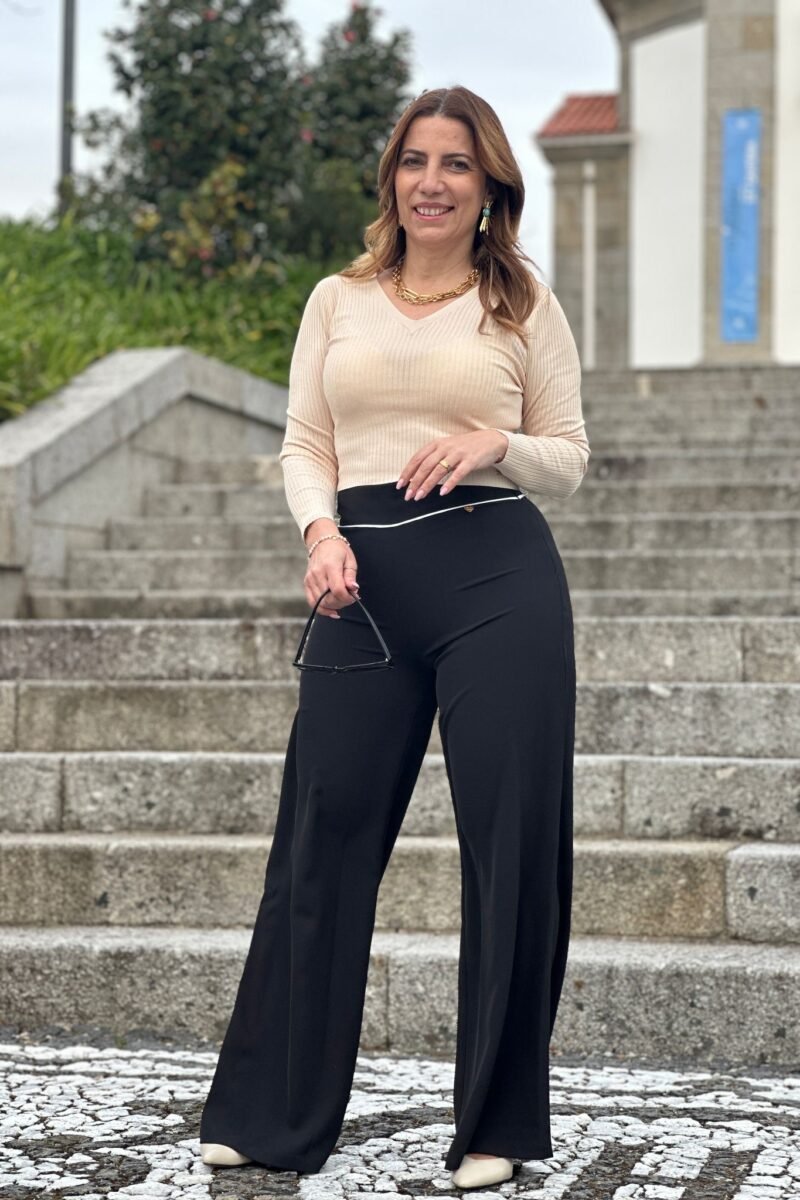 PANTALONA COM VIVO E CONTRASTE
