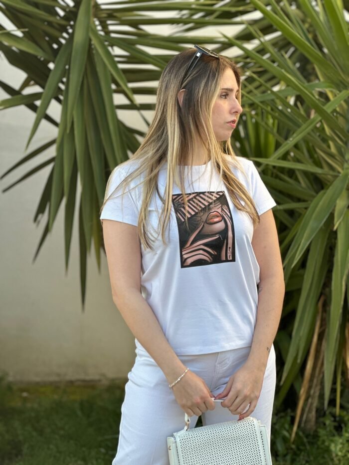 T-SHIRT COM BRILHO