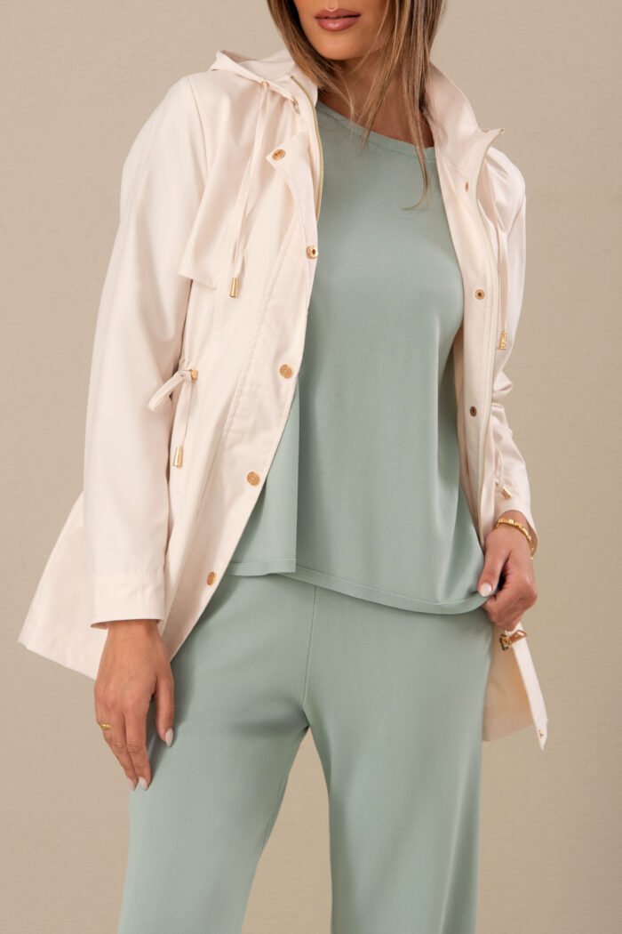 PARKA COM CAPUZ E CINTA AJUSTÁVEL
