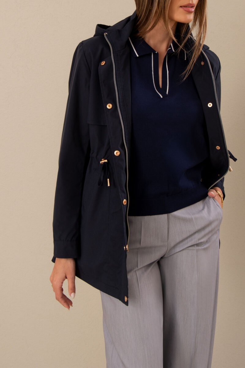 PARKA COM CAPUZ E CINTA AJUSTÁVEL