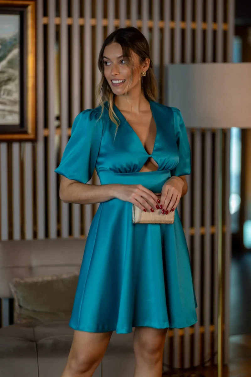 VESTIDO CURTO FLUÍDO ACETINADO