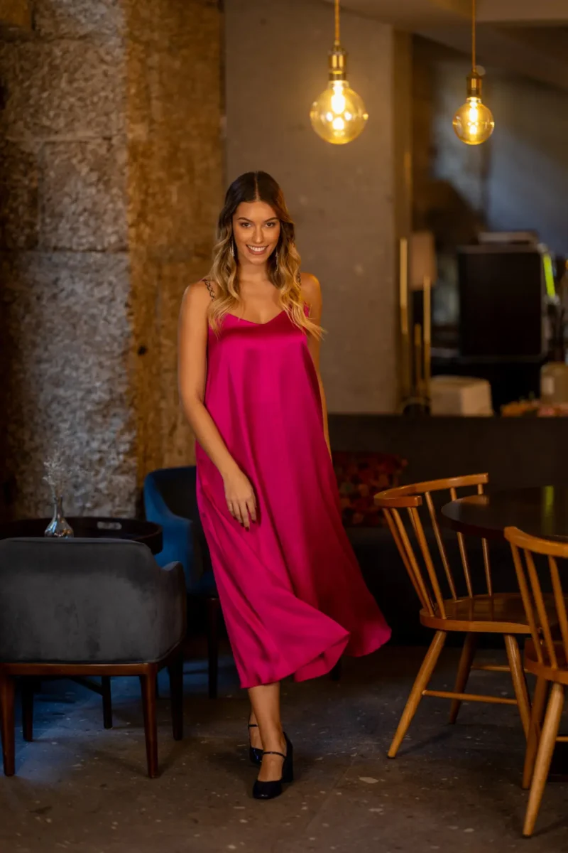 VESTIDO MIDI FLUÍDO ACETINADO