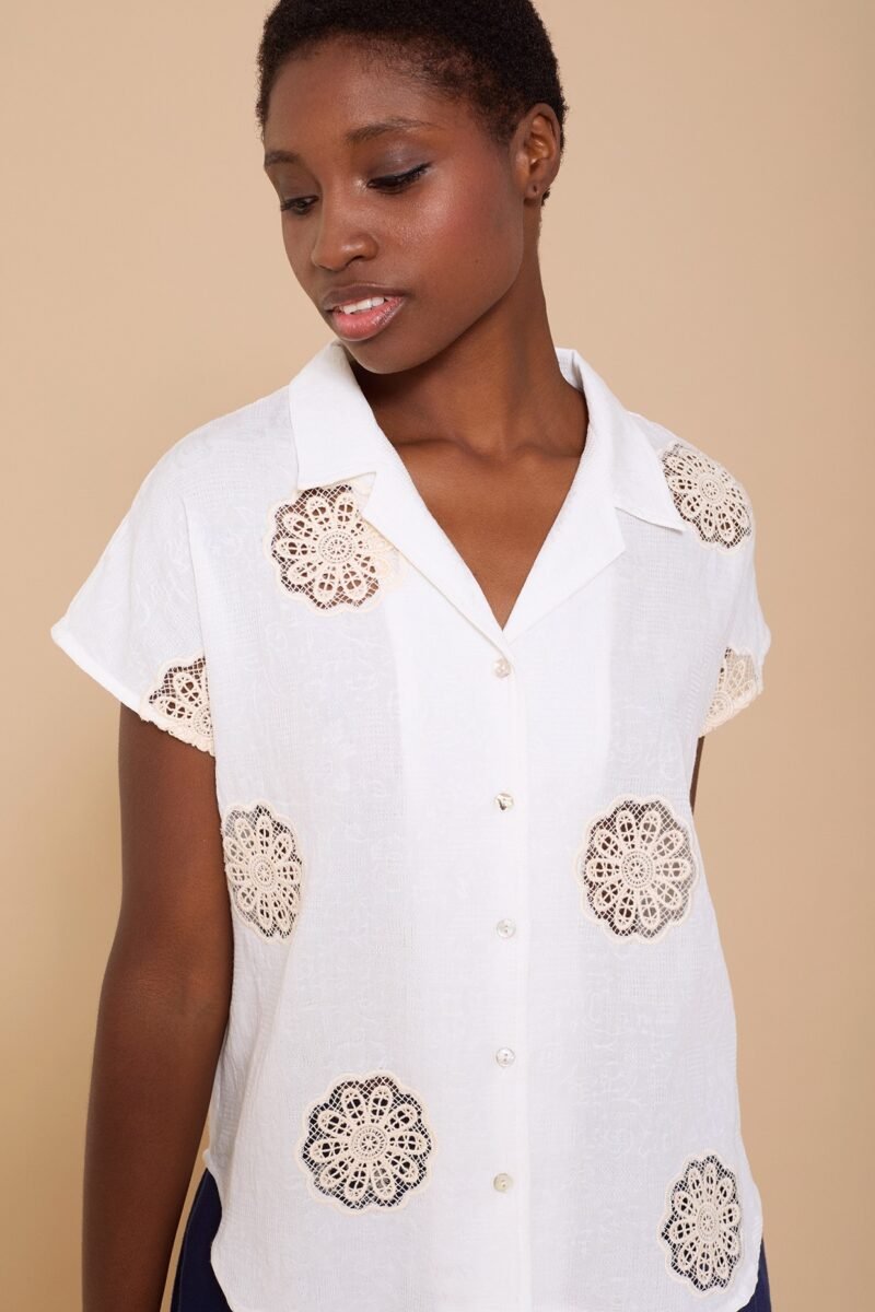 BLUSA COM BORDADO