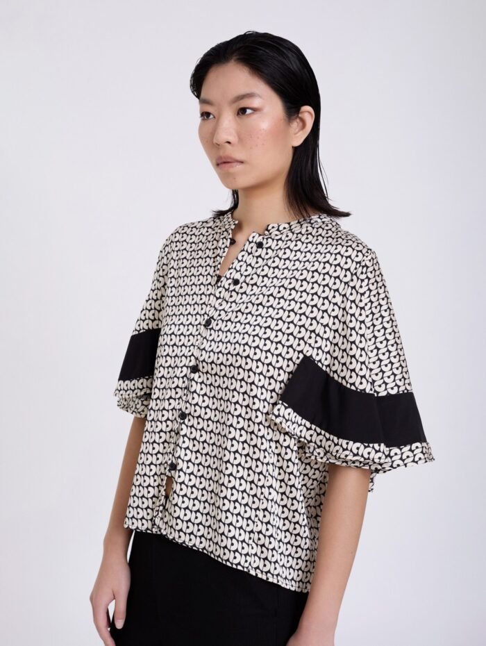 BLUSA ACETINADA COM ESTAMPADO