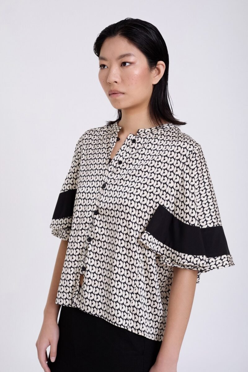 BLUSA ACETINADA COM ESTAMPADO