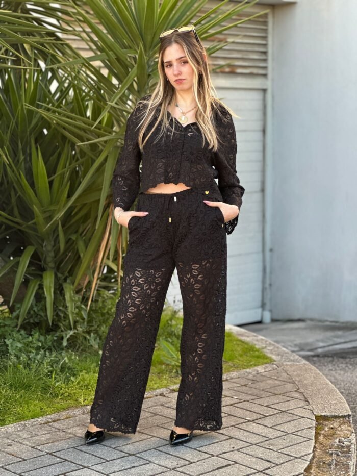 CALÇA COM RENDA