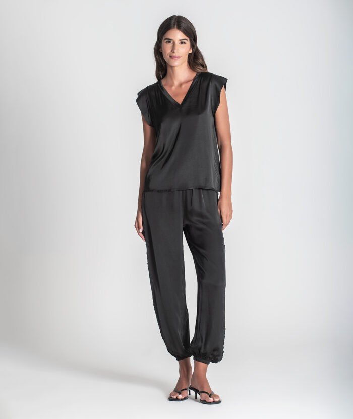 BLUSA ACETINADA COM DECOTE EM V