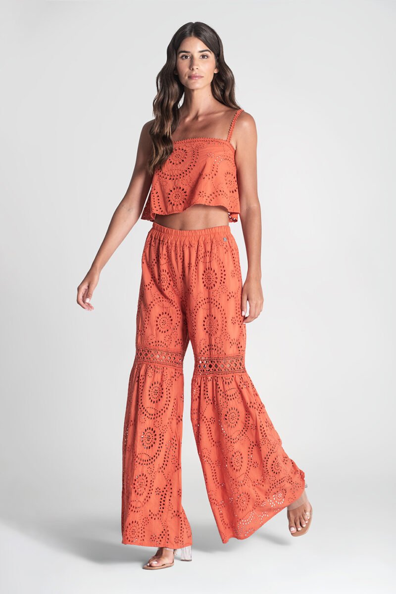 CALÇA COM BORDADO INGLÊS