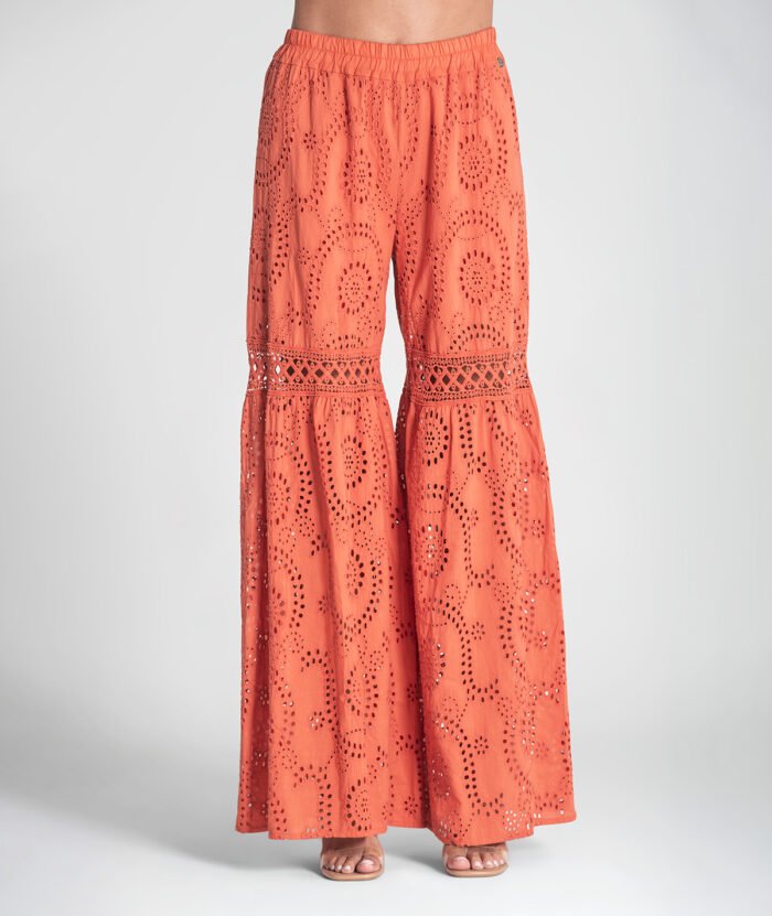 CALÇA COM BORDADO INGLÊS - Image 2