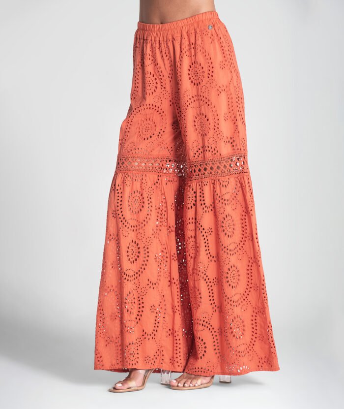 CALÇA COM BORDADO INGLÊS - Image 3